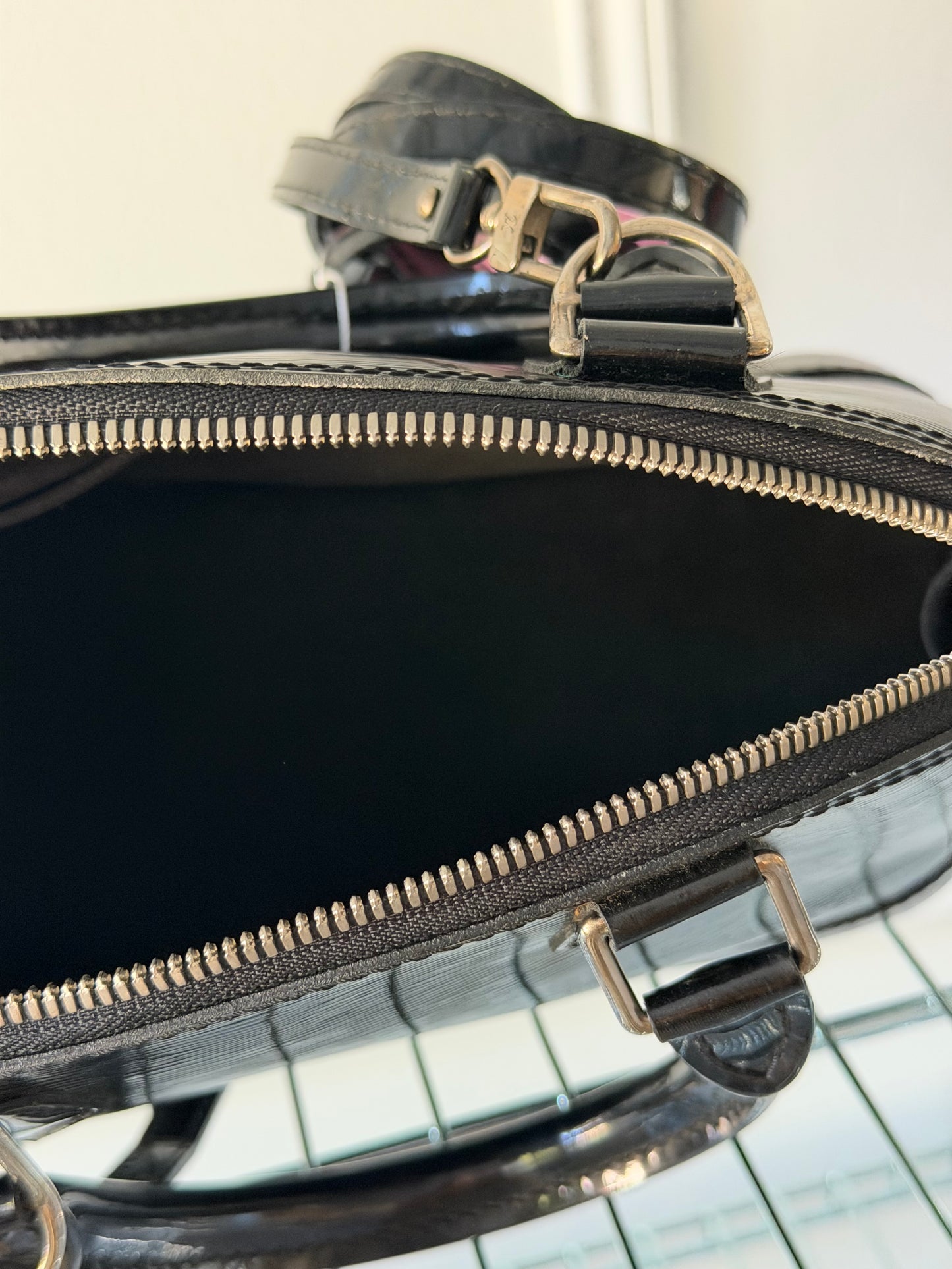 Pre-Owned Black Epi Electric Leather Alma BB Crossbody Bag