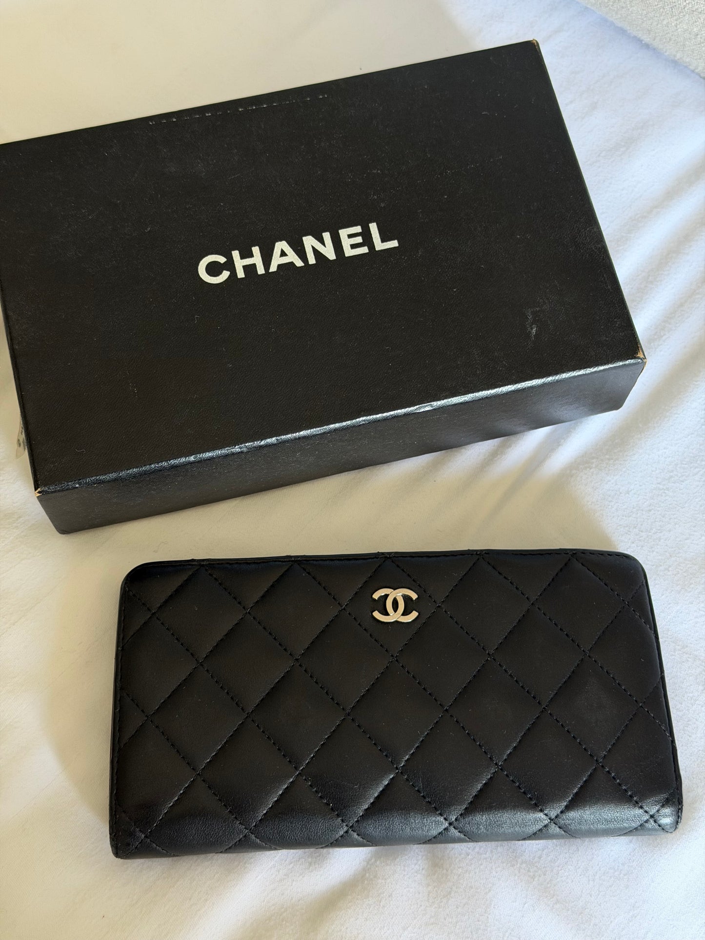 Pre-Owned Black Lambskin Leather Fold Wallet