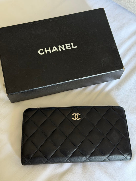 Pre-Owned Black Lambskin Leather Fold Wallet