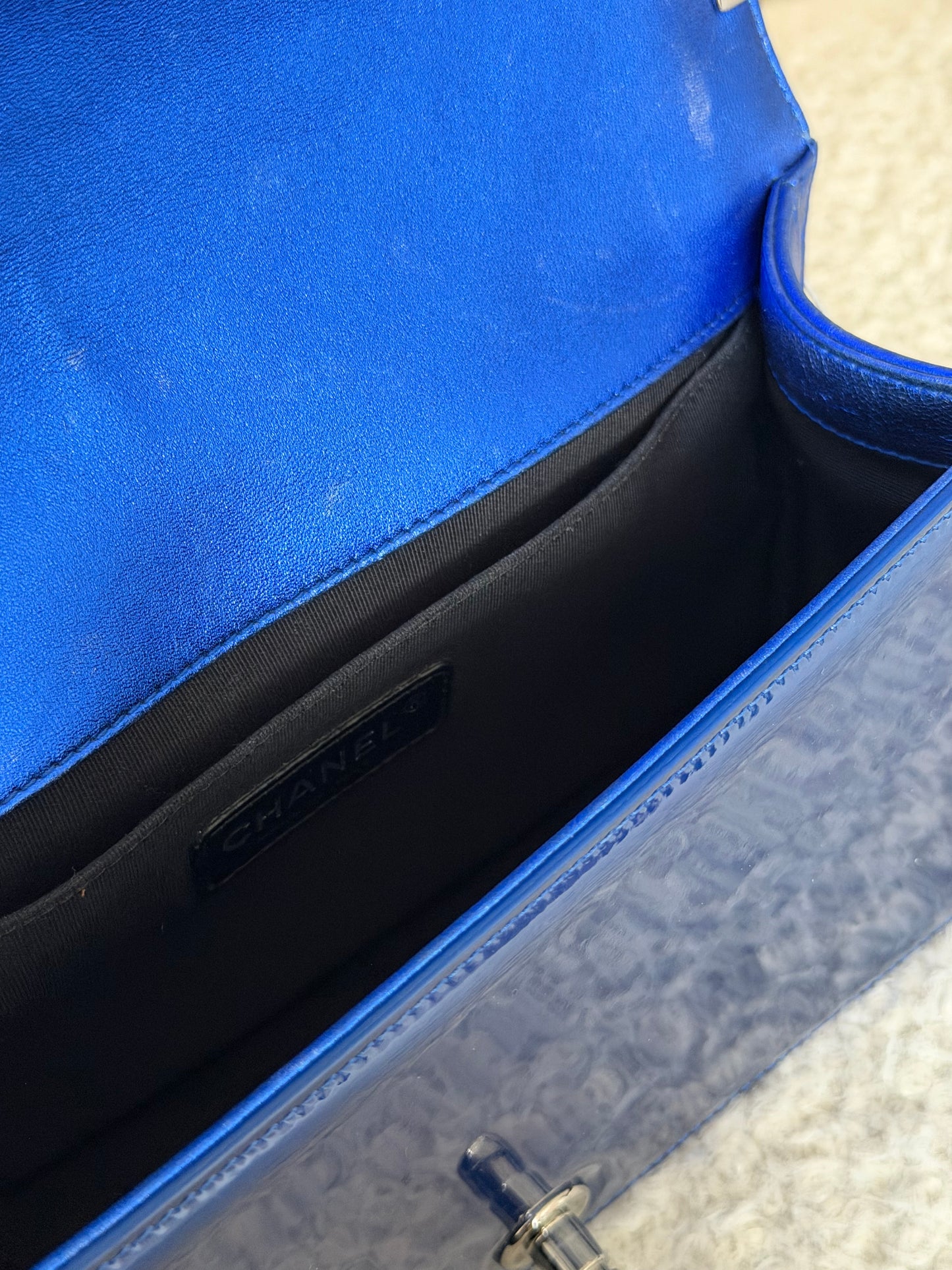 Pre-Owned Electric Blue Patent Leather Medium Boy Single Flap