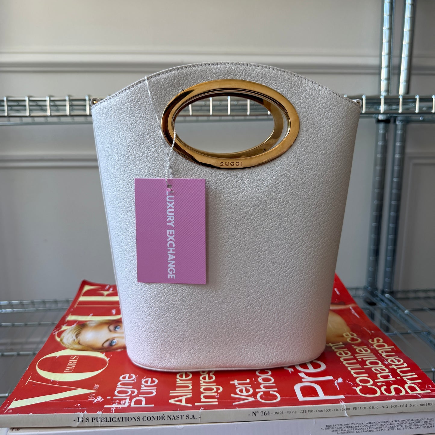 Pre-Owned White Leather Bucket Bag