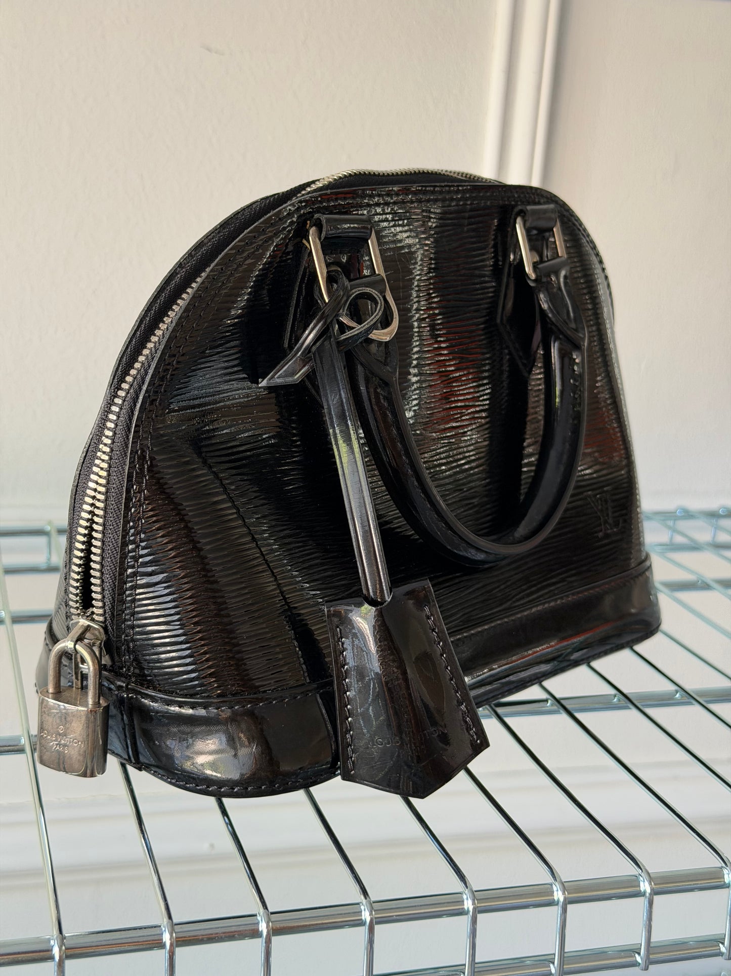 Pre-Owned Black Epi Electric Leather Alma BB Crossbody Bag