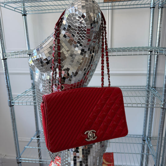 Pre-Owned Red Chevron/Matelassé Patent Crossbody Single Flap Bag