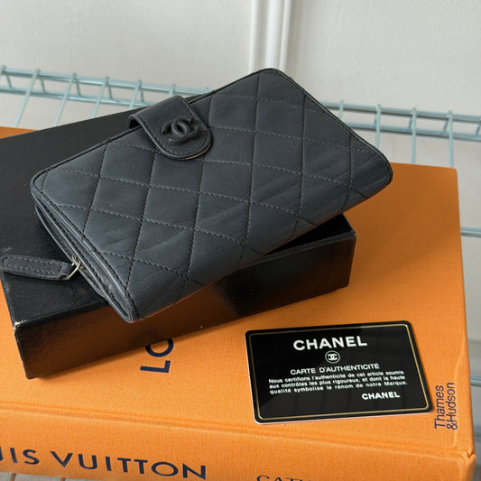 Pre-Owned Black Lambskin Leather Wallet
