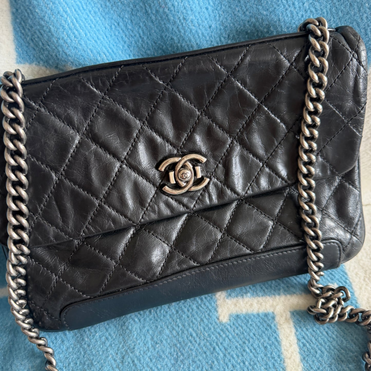 Pre-Owned Black Calfskin Leather Single Flap Crossbody Bag