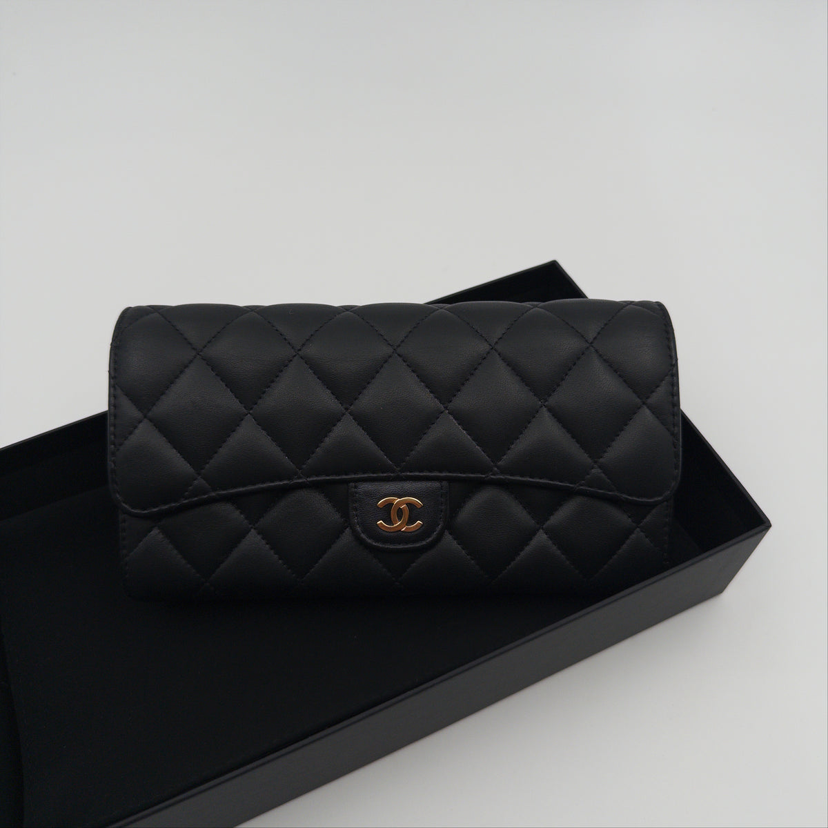 Pre-Owned Black Matelassé Lambskin Leather Wallet