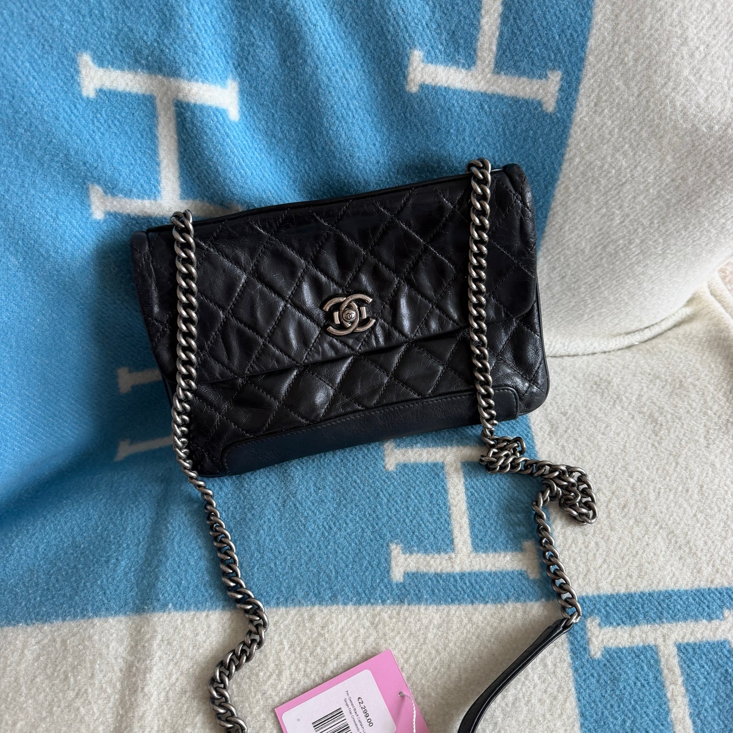 Pre-Owned Black Calfskin Leather Single Flap Crossbody Bag