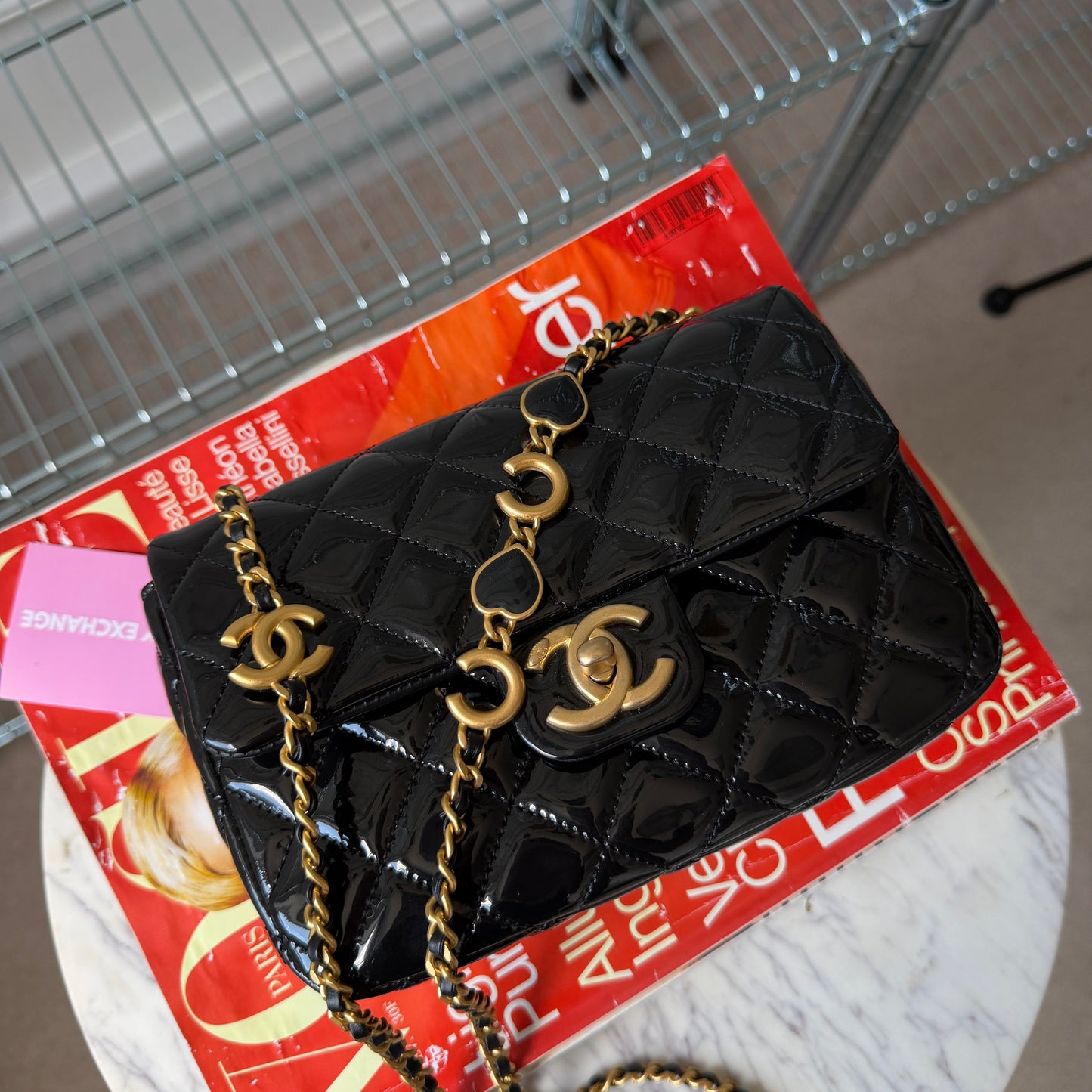 Pre-Owned Black Matelassé Patent Leather Charm Flap Crossbody Bag
