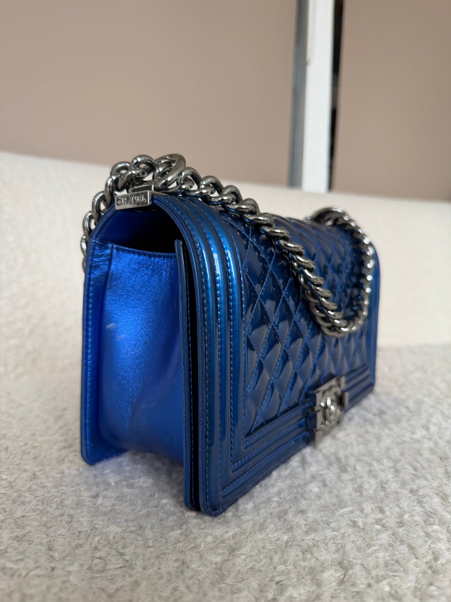 Pre-Owned Electric Blue Patent Leather Medium Boy Single Flap