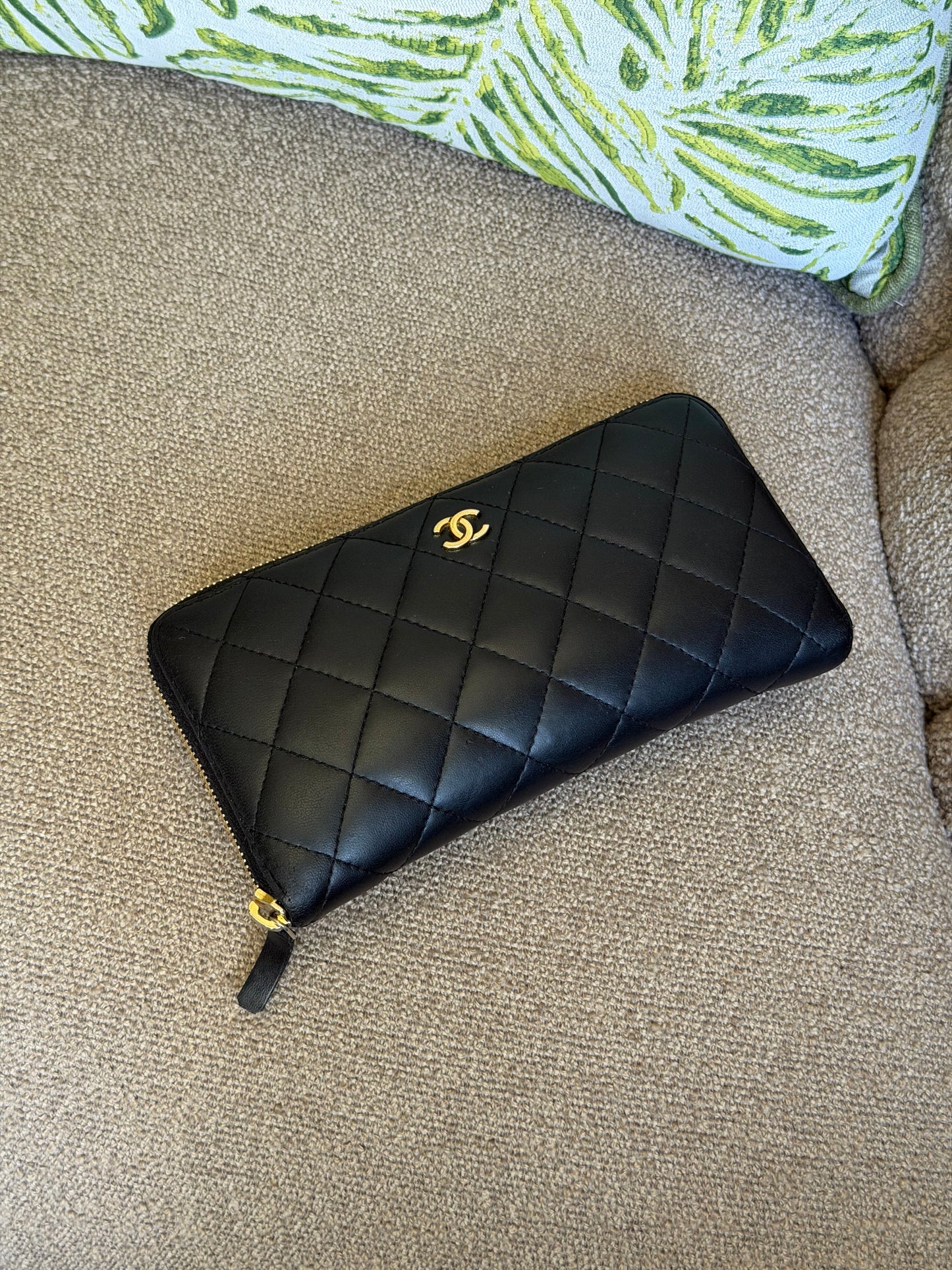 Pre-Owned Black Matelassé Lambskin Leather Zip Wallet