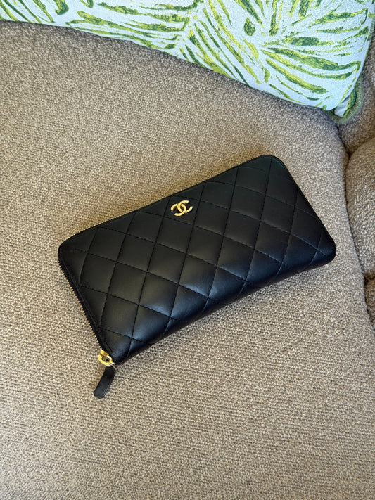 Pre-Owned Black Matelassé Lambskin Leather Zip Wallet