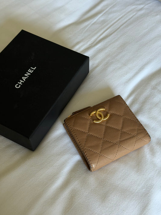 Pre-Owned Beige Caviar Leather Wallet