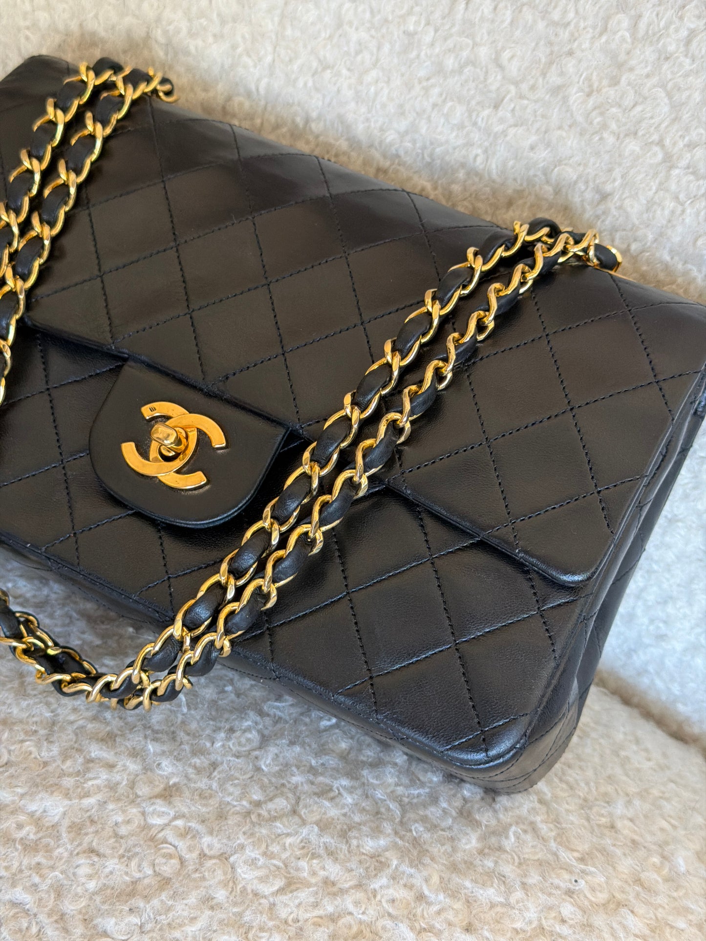 Pre-Owned Black Lambskin Medium Classic Double Flap Shoulder Bag