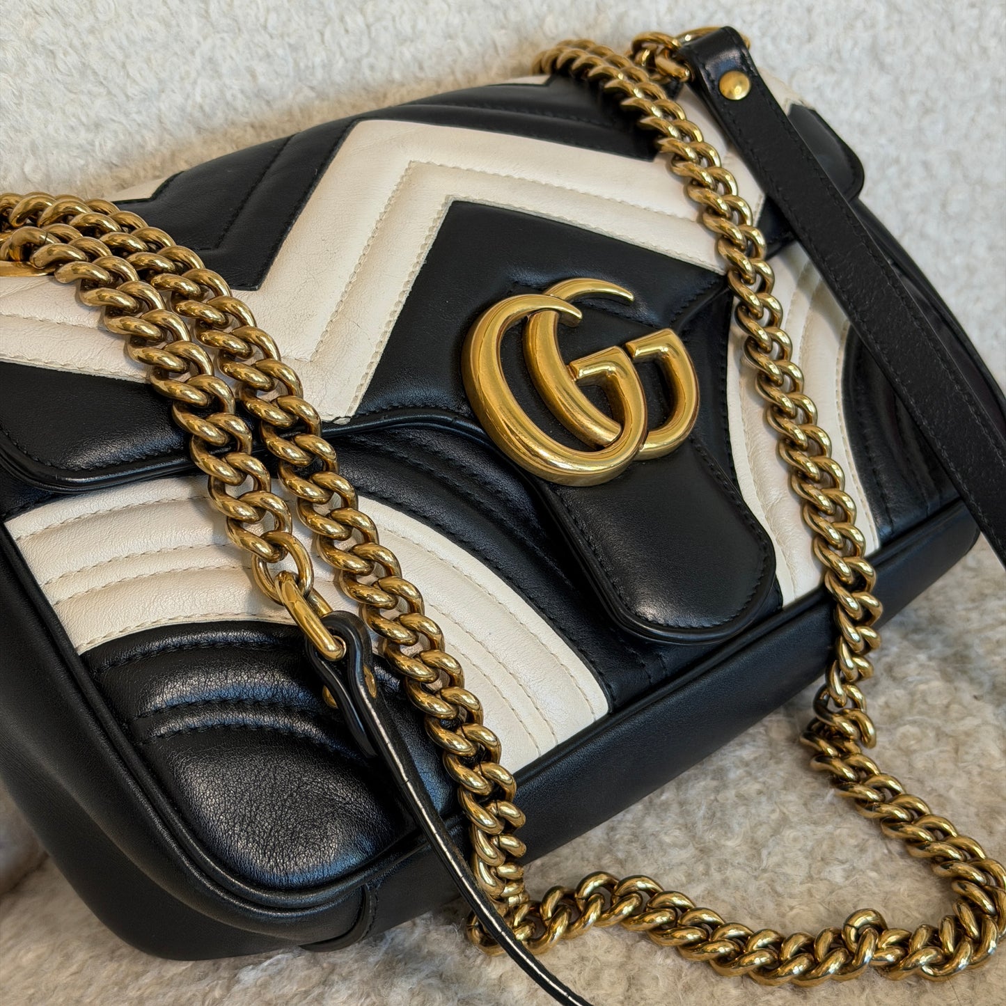 Pre-Owned Black/White GG Marmont Leather Crossbody Bag