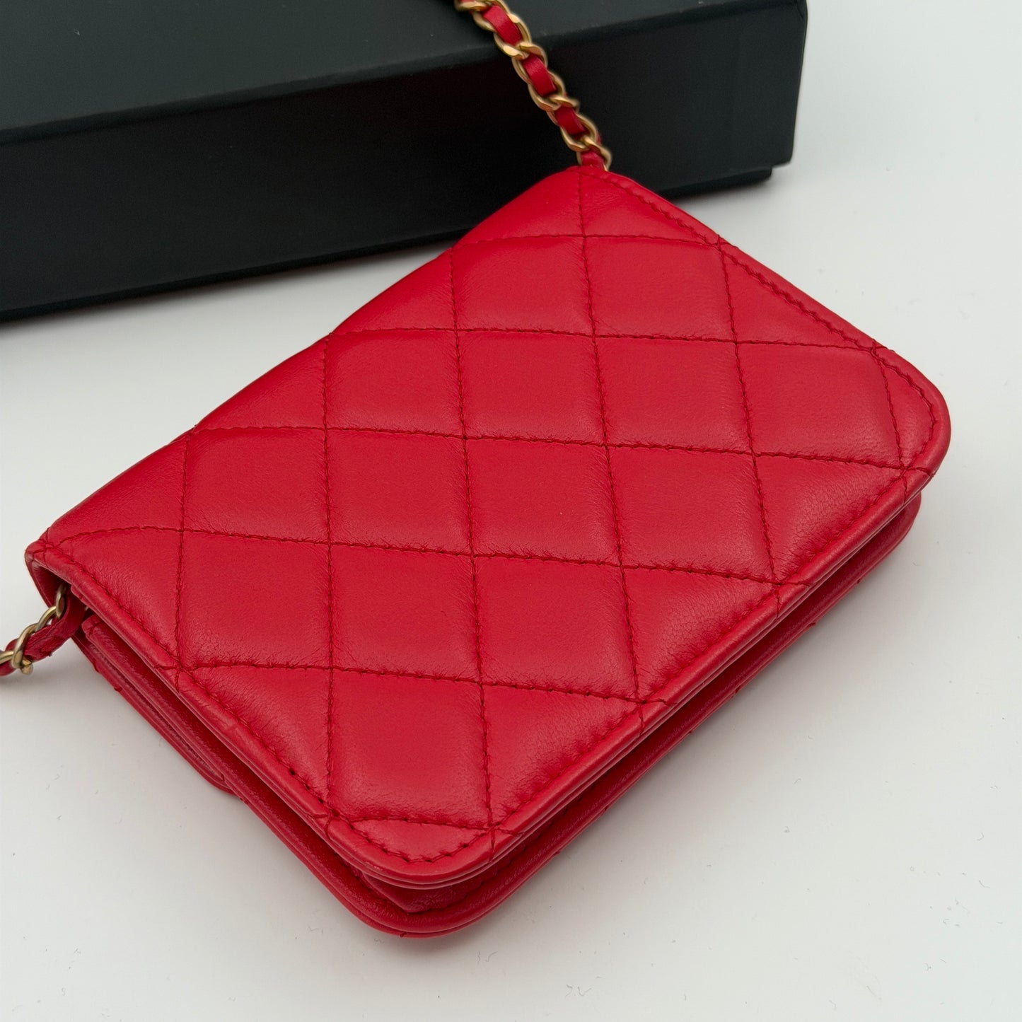 Pre-Owned Red Matelassé Mini Lambskin Leather Crossbody Bag