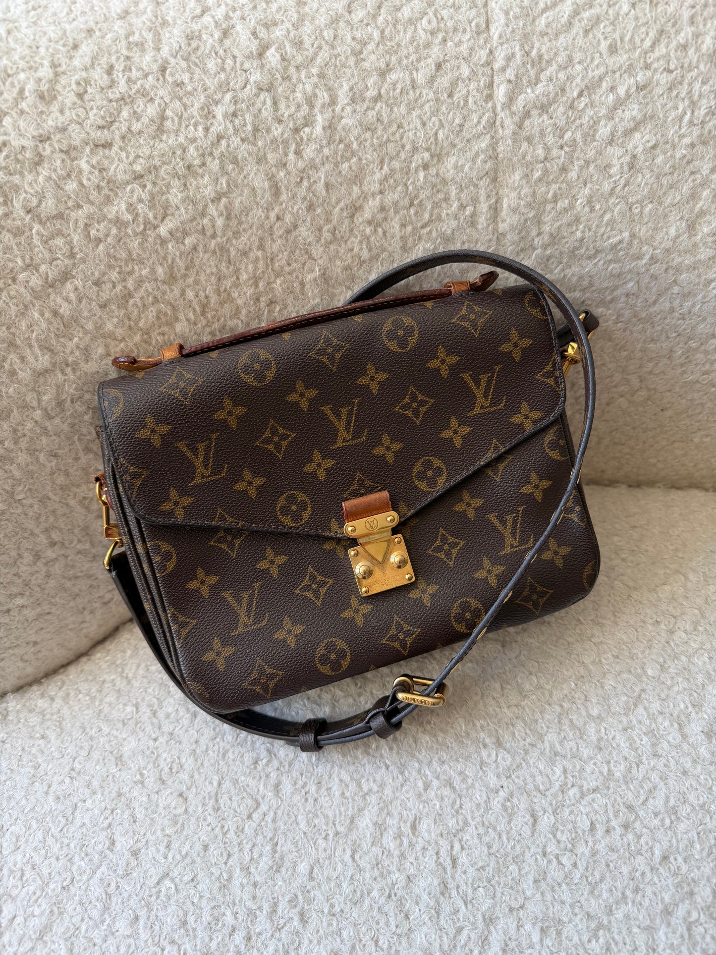 Monogram Canvas Pochette Metis