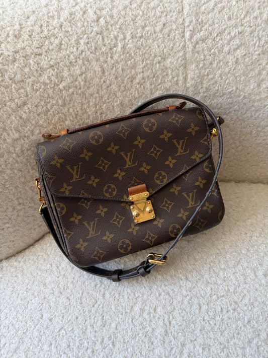 Monogram Canvas Pochette Metis