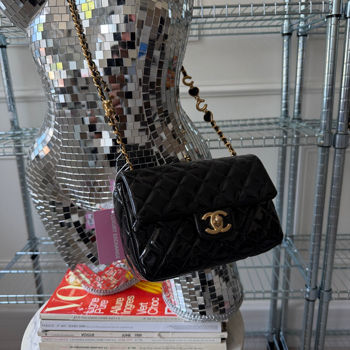 Pre-Owned Black Matelassé Patent Leather Charm Flap Crossbody Bag