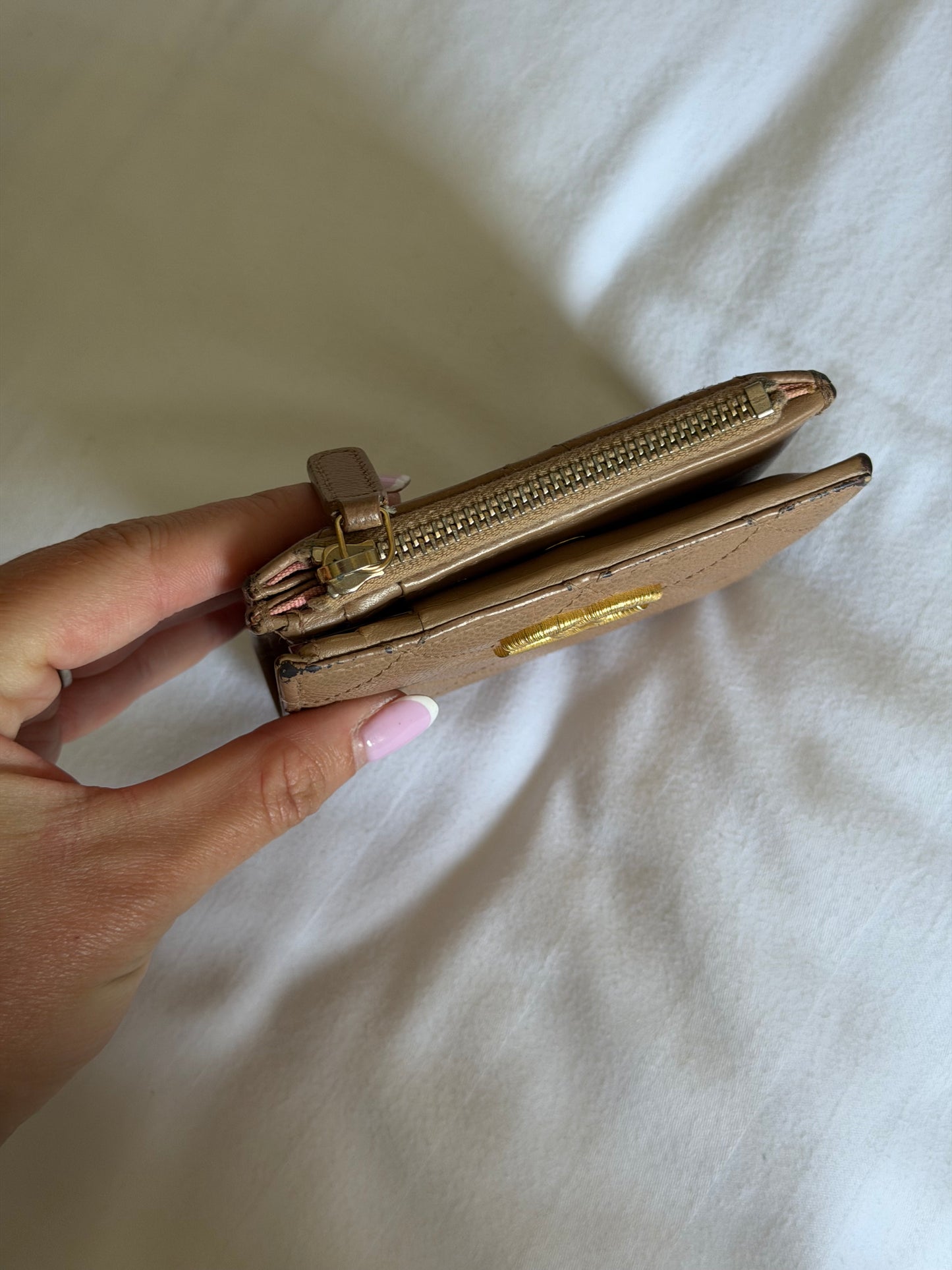 Pre-Owned Beige Caviar Leather Wallet