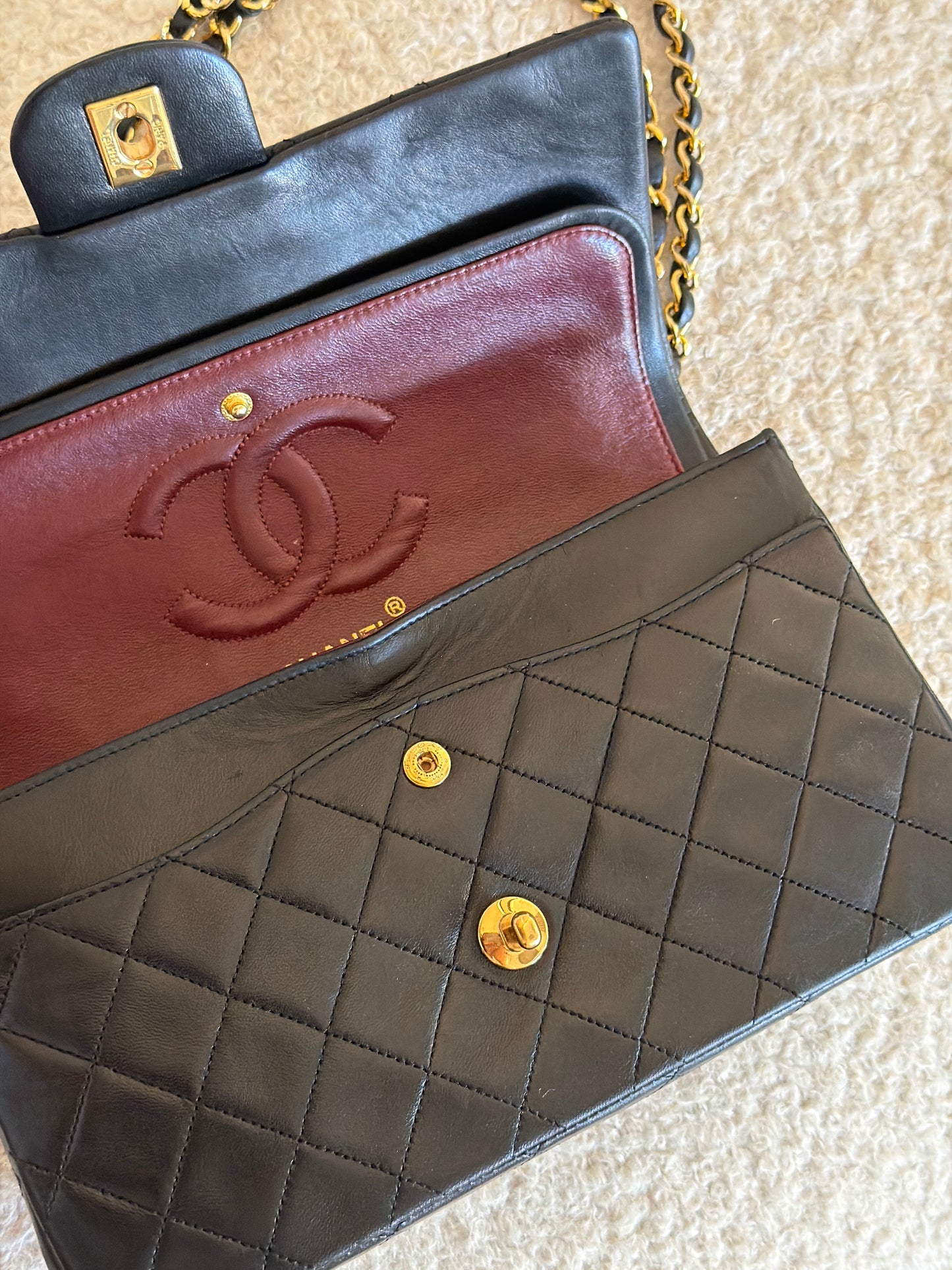 Pre-Owned Black Lambskin Medium Classic Double Flap Shoulder Bag