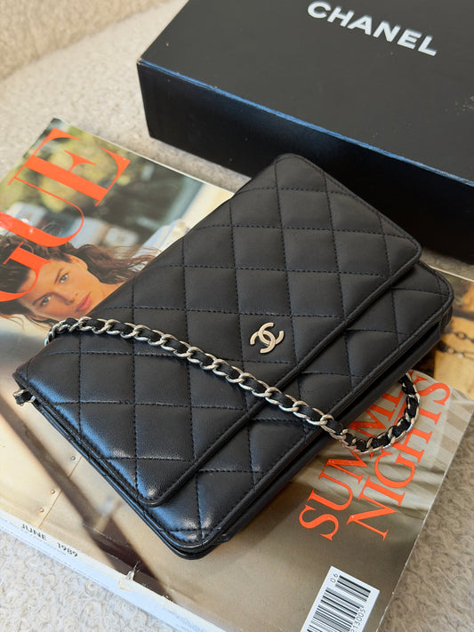 Pre-Owned Black Lambskin Leather Handbag