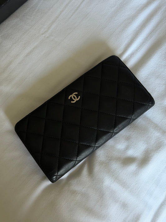 Pre-Owned Black Lambskin Leather Fold Wallet