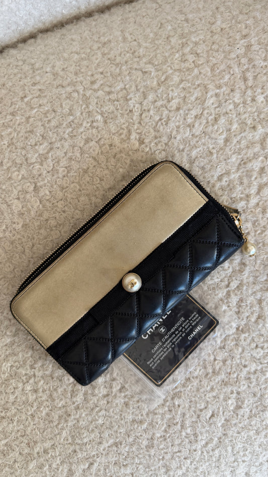 Pre-Owned Black/Gold Lambskin Leather Zip Wallet