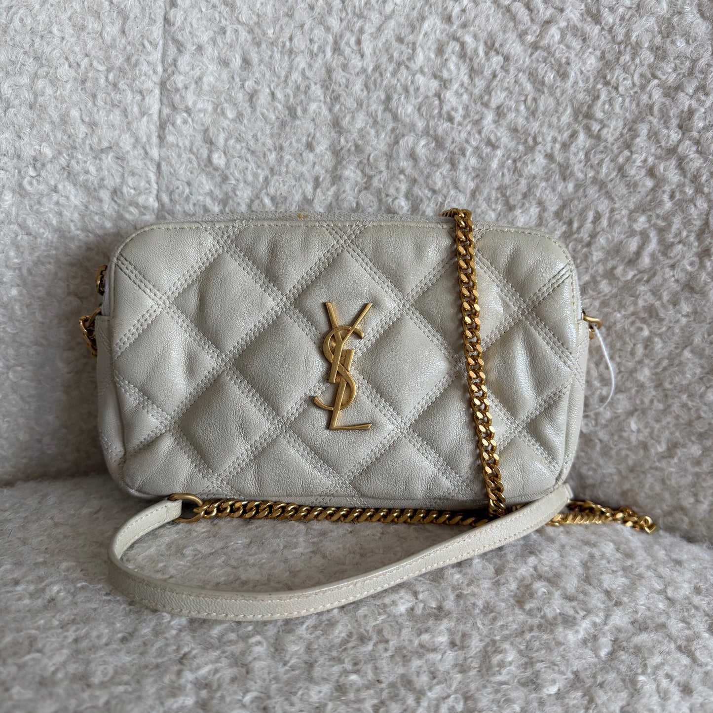Pre-Owned White Quilted Leather Camera Bag