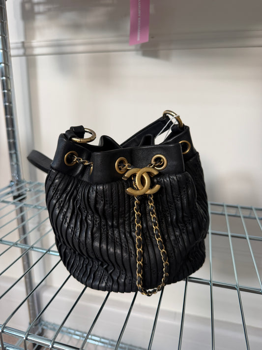 Pre-Owned 2017-18 Black Ruffled Lambskin Leather Bucket Bag