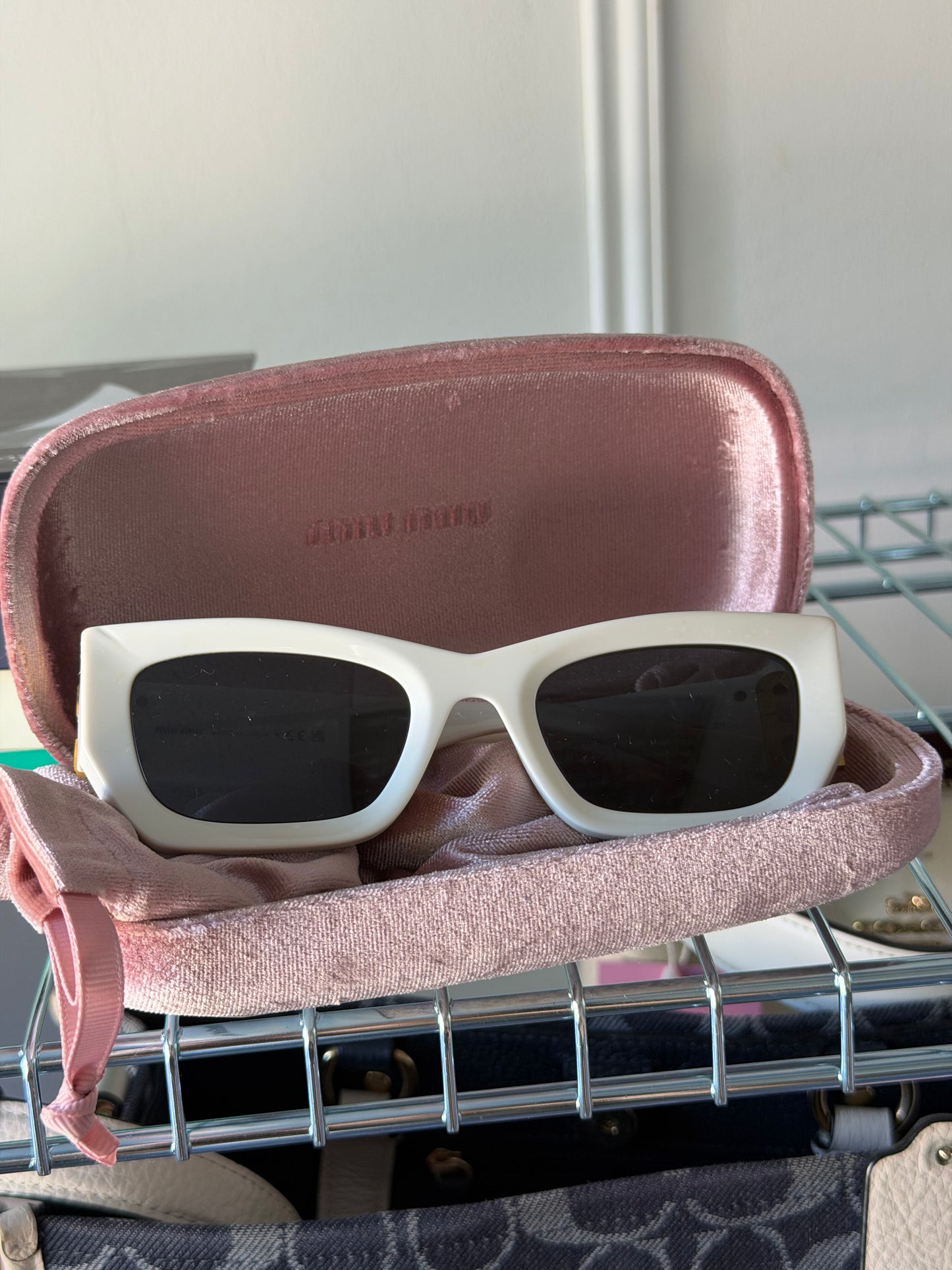 Pre-Owned White/Gold Sunglasses