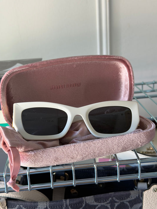 Pre-Owned White/Gold Sunglasses