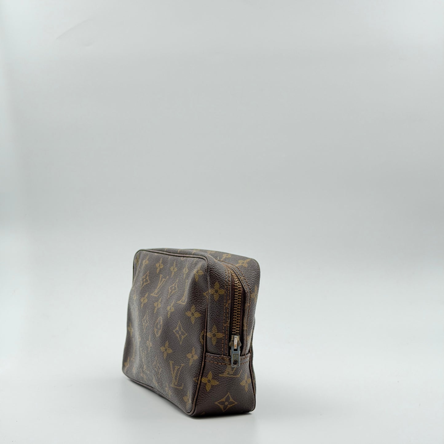 Pre-Owned LV Monogram Canvas Trousse 23 Toiletry Bag